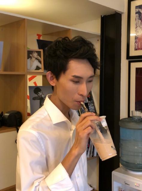 飞牛4个fmvp才换来定制皮肤,梦泪无兵线偷家才出名