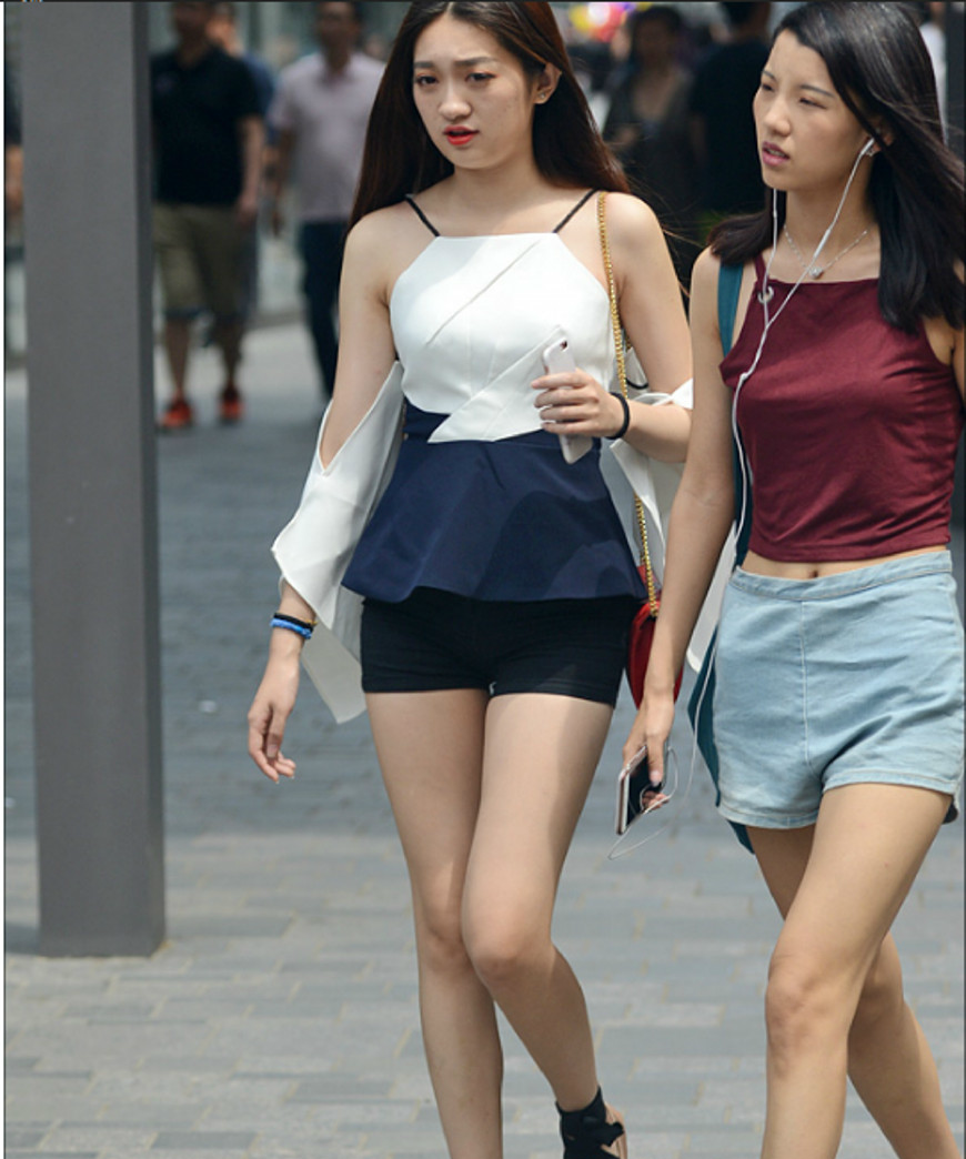 摄影师街拍走近美女如云的长沙看都市美女的时尚穿搭