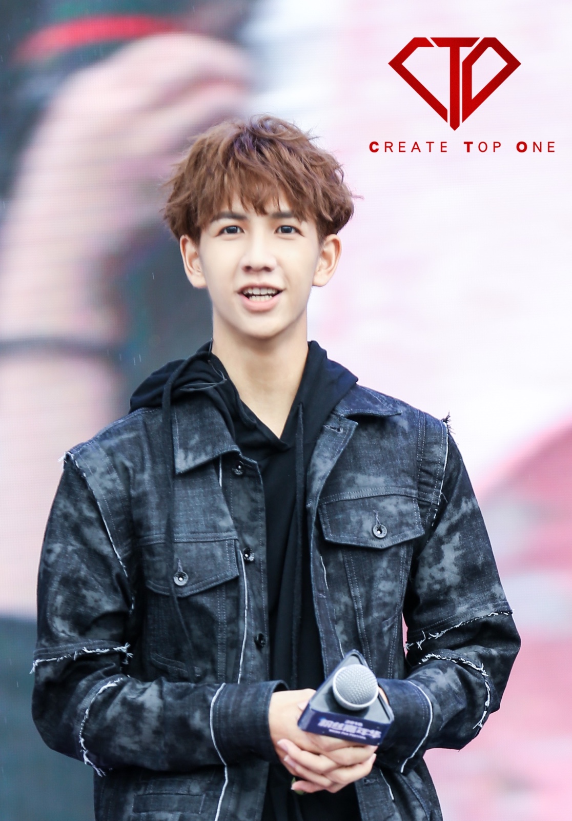 t.o男团内地首秀全开麦 雨中唱跳躁动全场