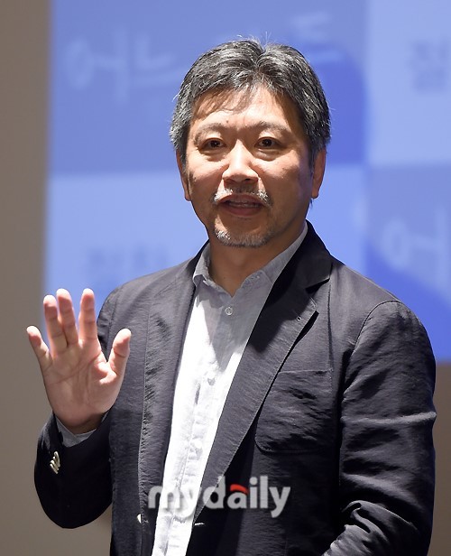 日本电影导演是枝裕和首尔出席小偷家族发布会