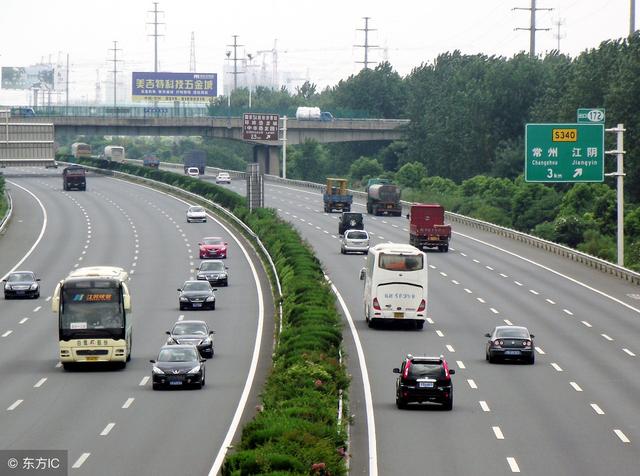 高速公路怪现象,限速最高的车道跑着最慢的车,最右侧却最快-新浪汽车