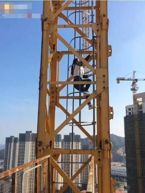 90后贵州女孩,生活所迫在塔吊上干这个,月入8k却没有男票