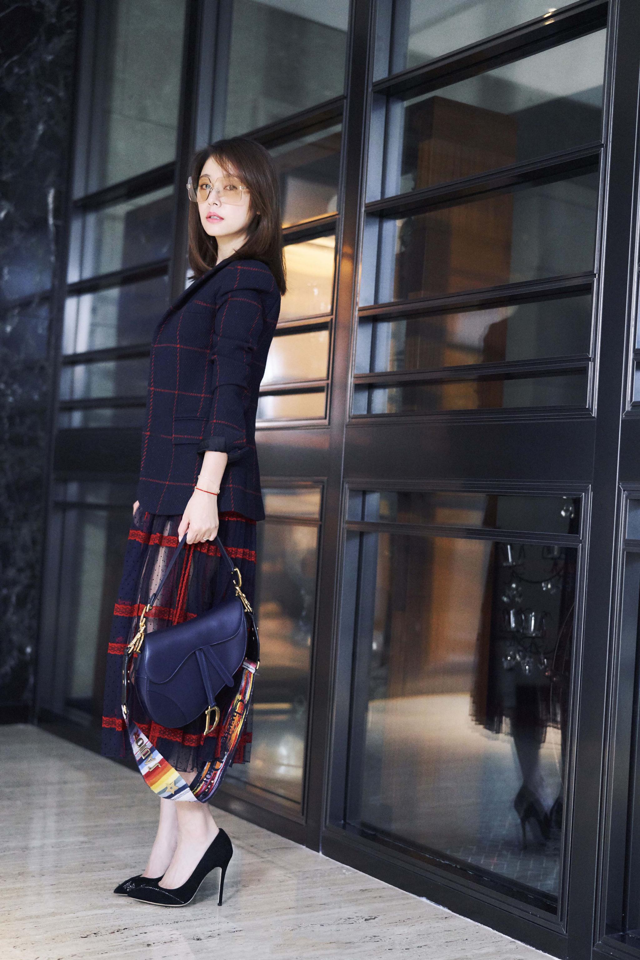 42岁林心如风采不减当年,西装配透视裙展现不一样的职场ol风