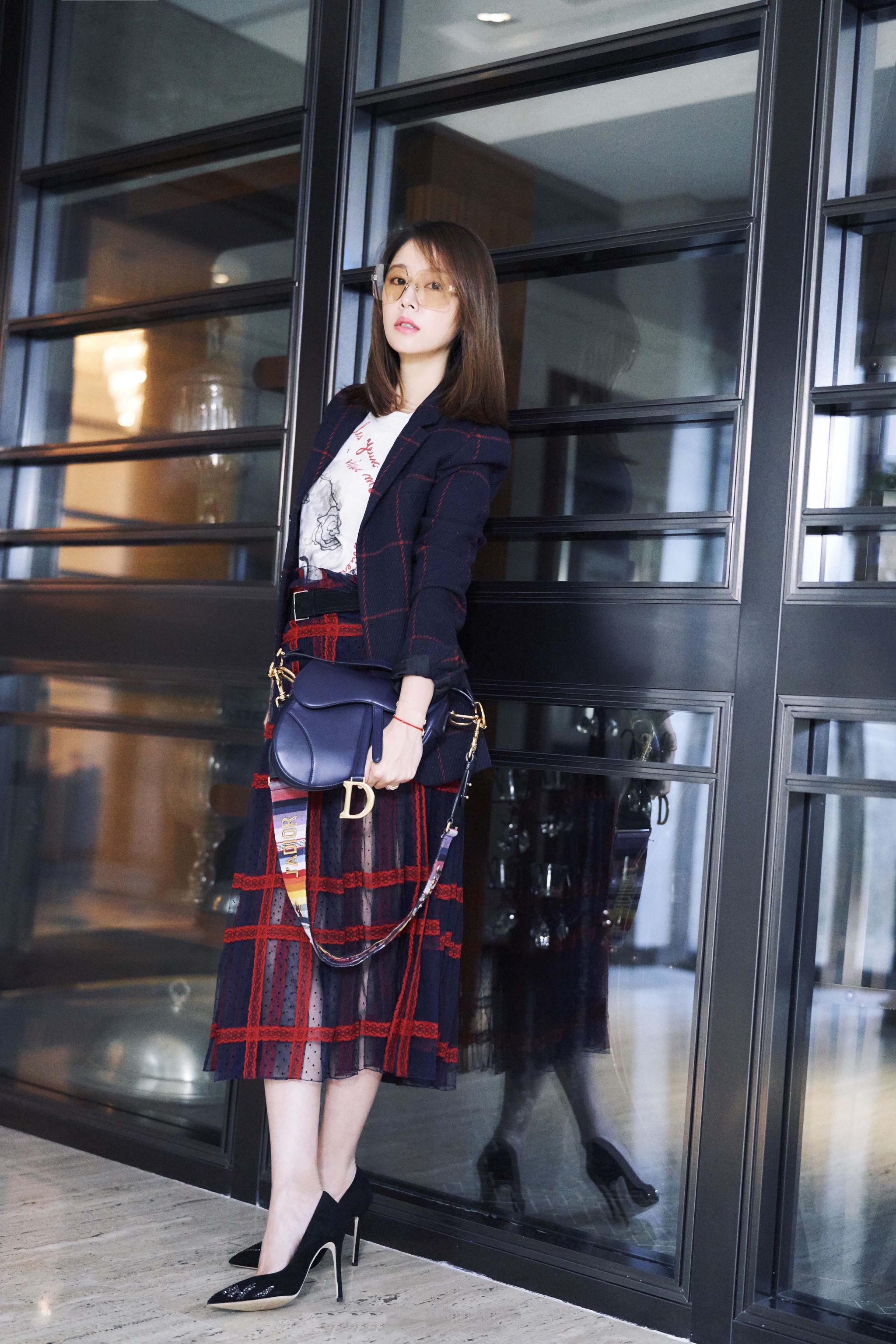 42岁林心如风采不减当年,西装配透视裙展现不一样的职场ol风