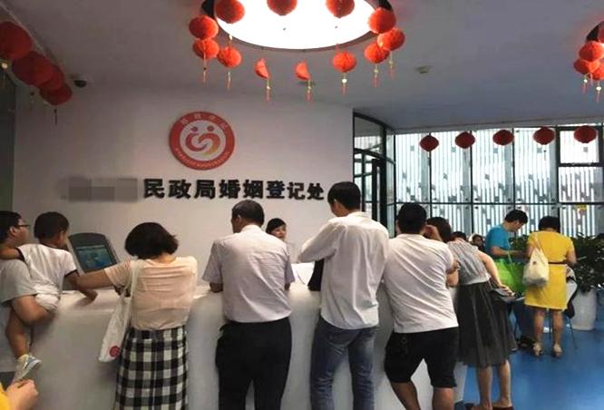 民政局人山人海抢着办离婚,夫妻:有了无房证明,才能抢到房