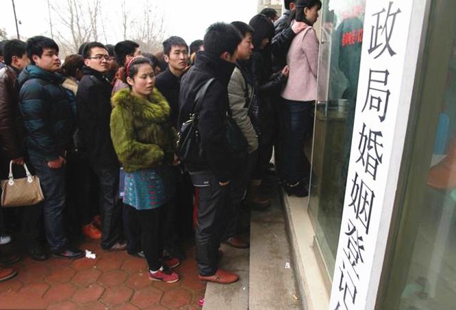 民政局人山人海抢着办离婚,夫妻:有了无房证明,才能抢到房