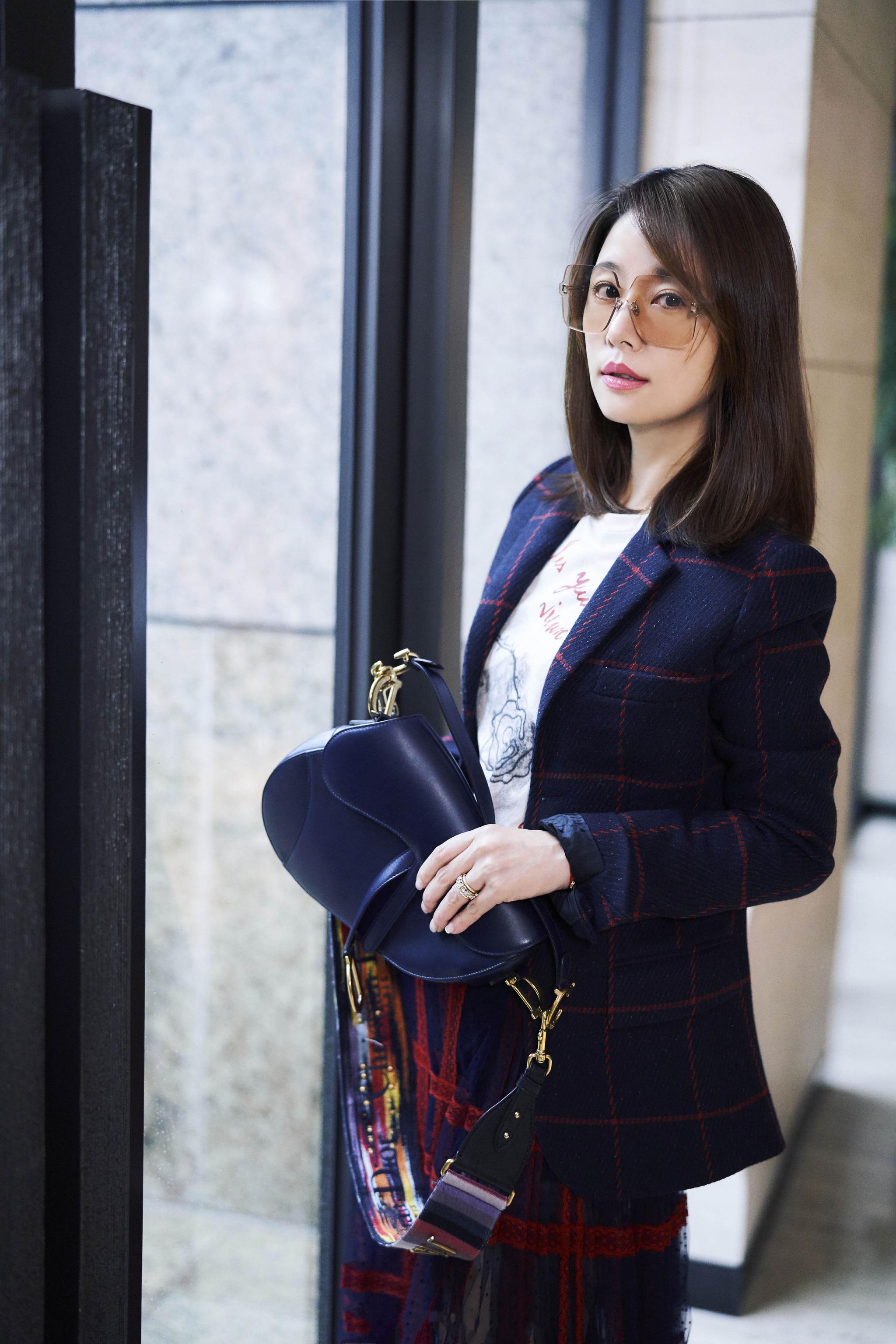 42岁林心如风采不减当年,西装配透视裙展现不一样的职场ol风