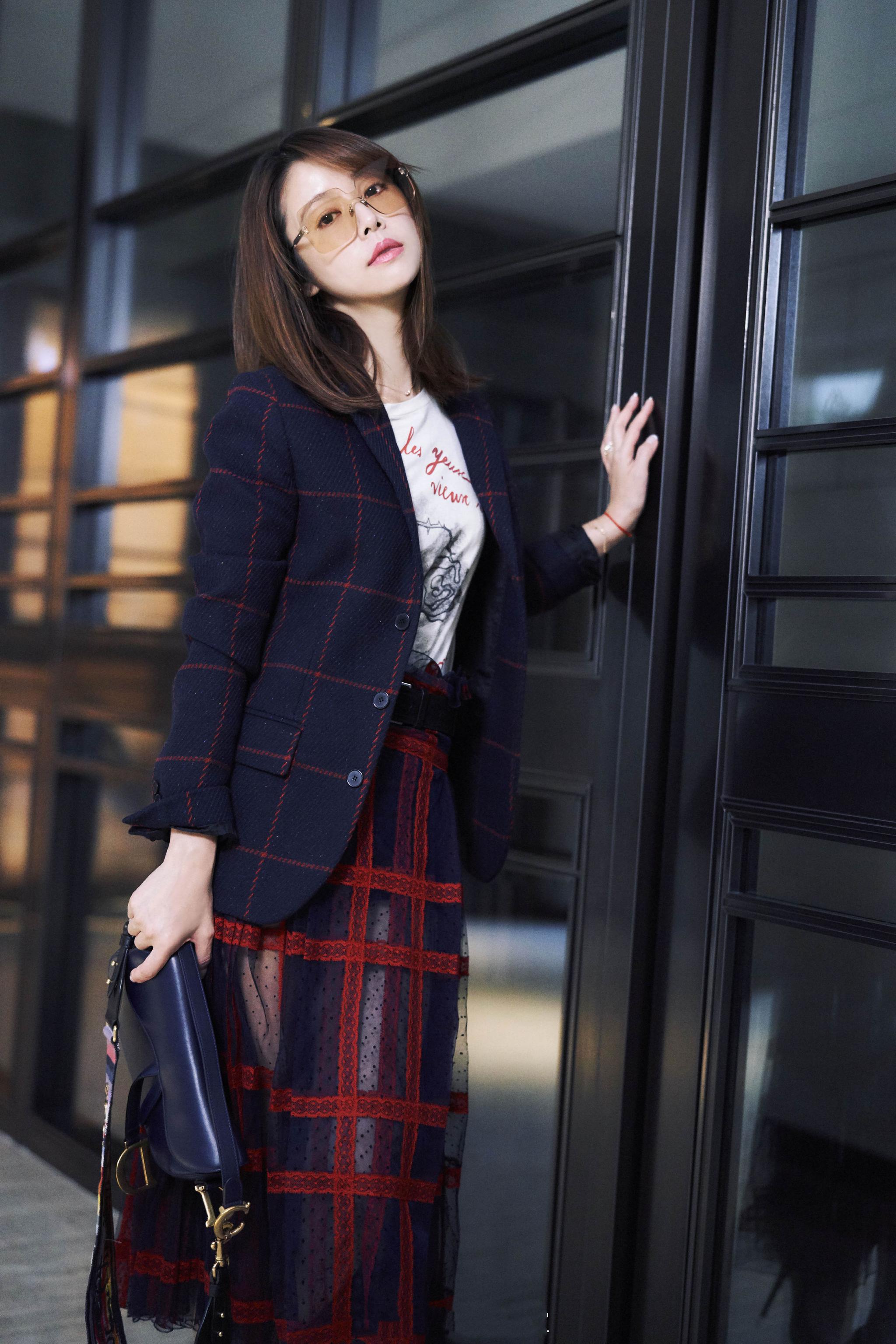 42岁林心如风采不减当年,西装配透视裙展现不一样的职场ol风