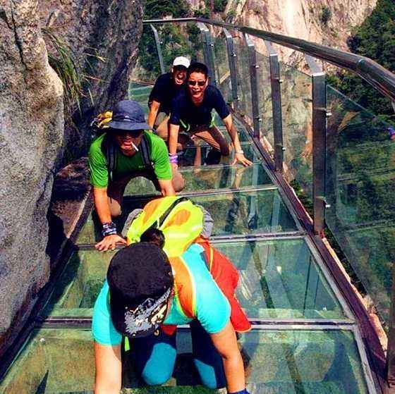 玻璃栈道成走光道,又成网红聚集地,楼下经常有慕名而来拍照者!