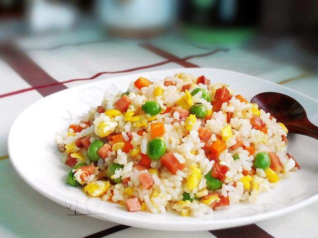 扬州炒饭的做法,简单美味,最适合上班族的快手晚餐