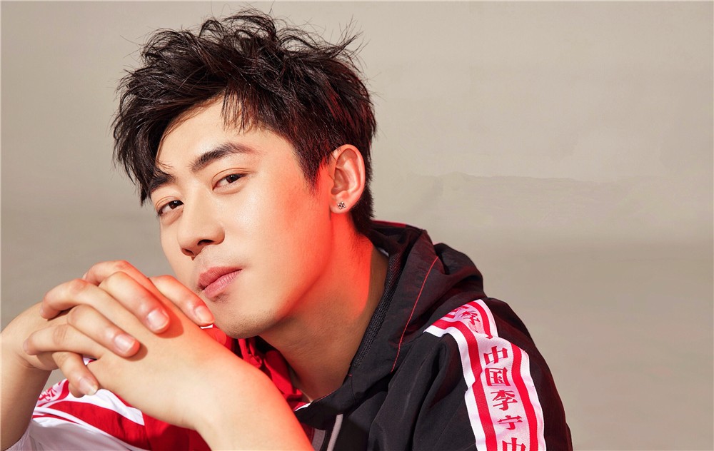 肖旭时尚运动风大片曝光 "有趣灵魂"展多样魅力