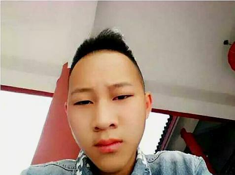 1,长得丑还自拍基本上分为两种情况,一种是中年油腻大叔,另一种是自恋