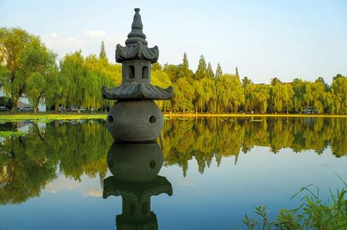 西湖中的三座石塔被称为"三潭印月".