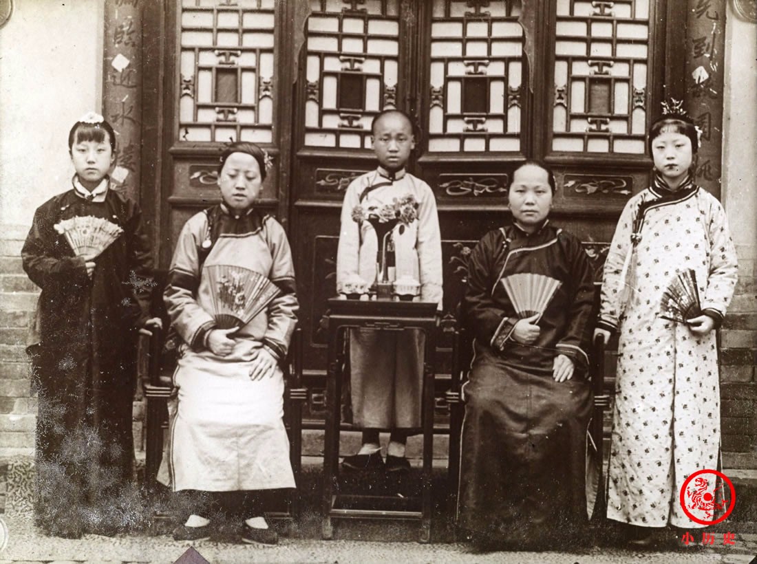 晚清北方女子老照片 打破人们对“古典美女”的印象|大拉翅|女子|满族|花盆|汉族_新浪新闻