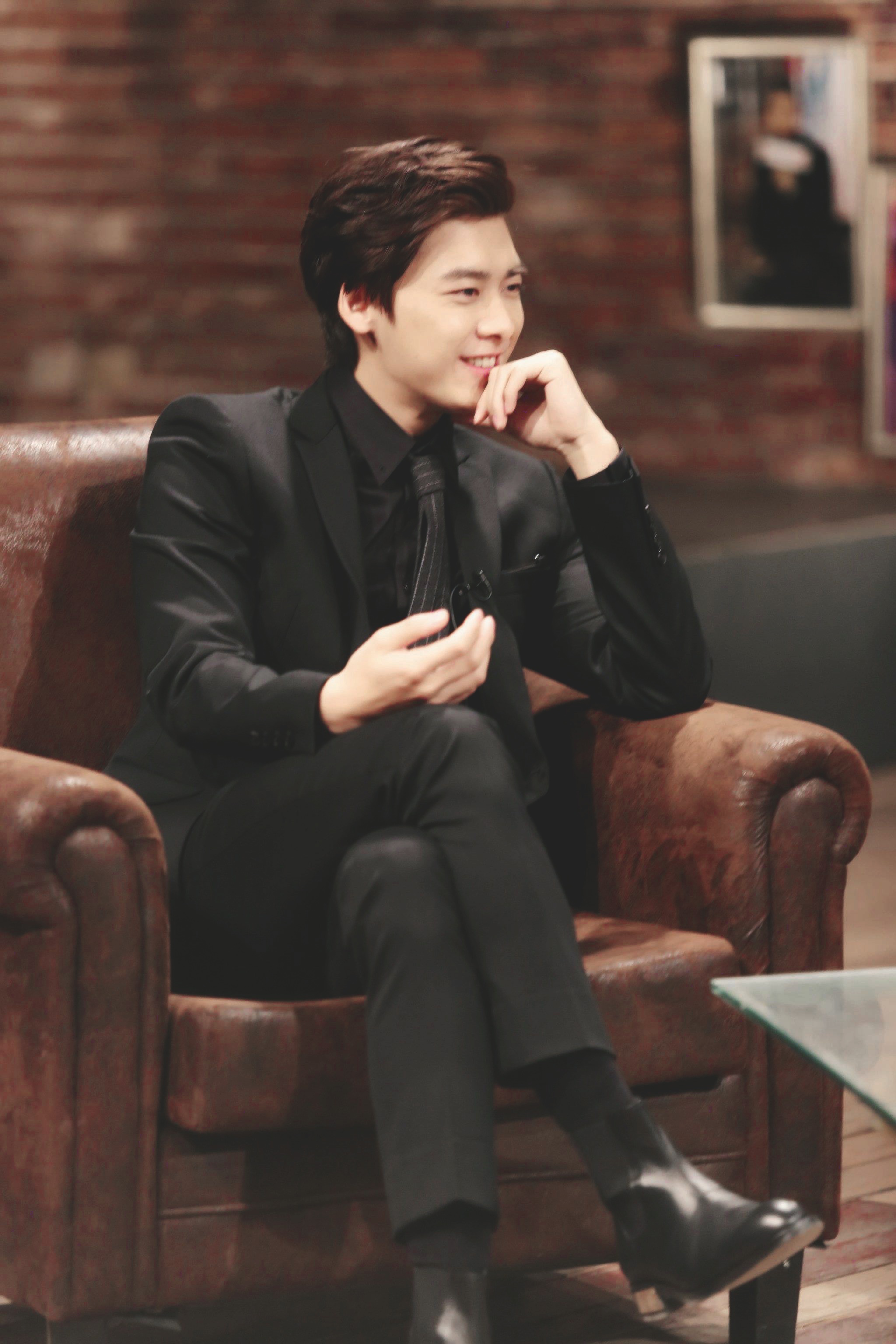 李易峰坐姿,感受一波李易峰大佬坐姿