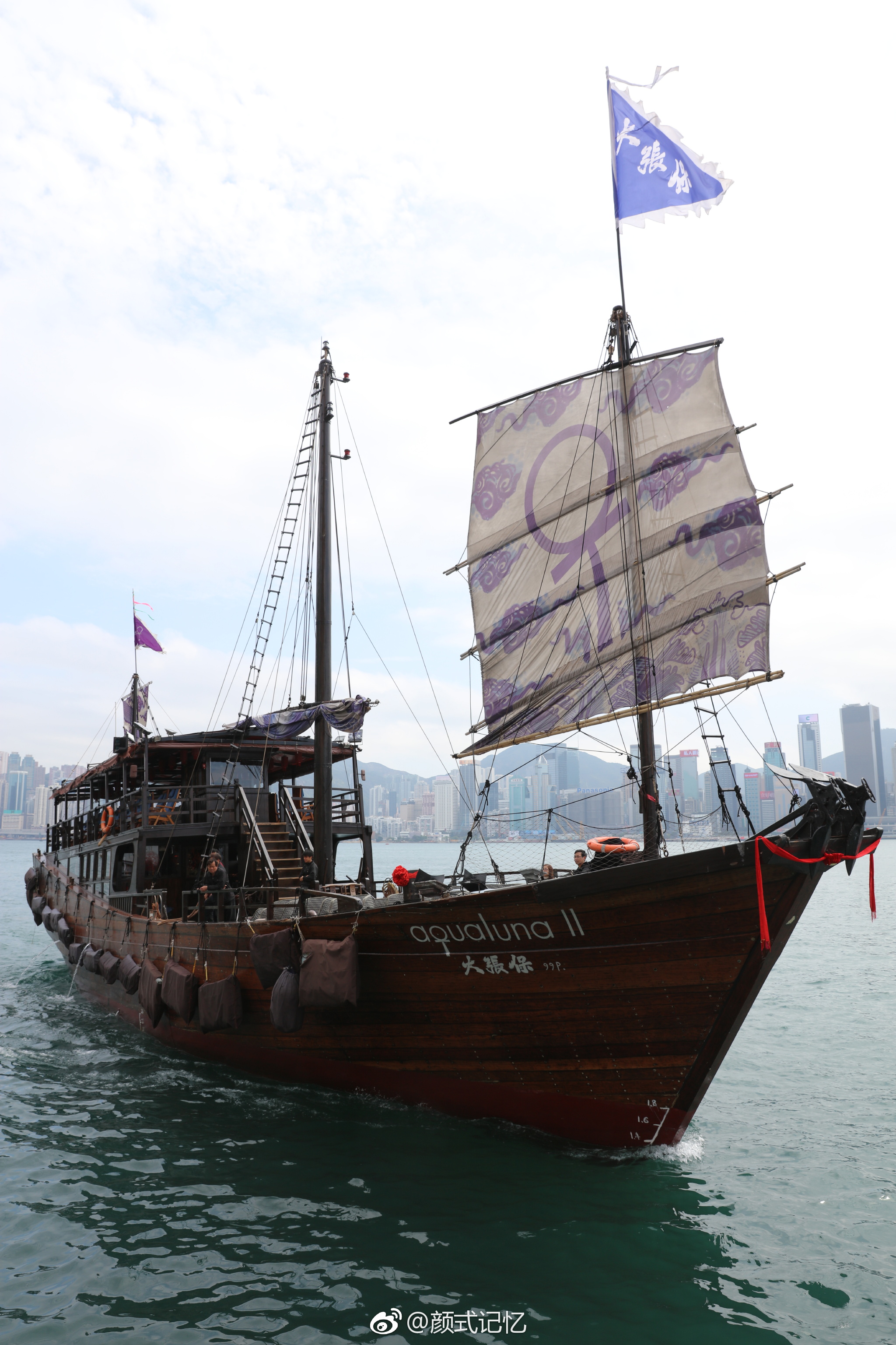 海盗？海盗船横行香江一一游香港维多利亚港拍摄。