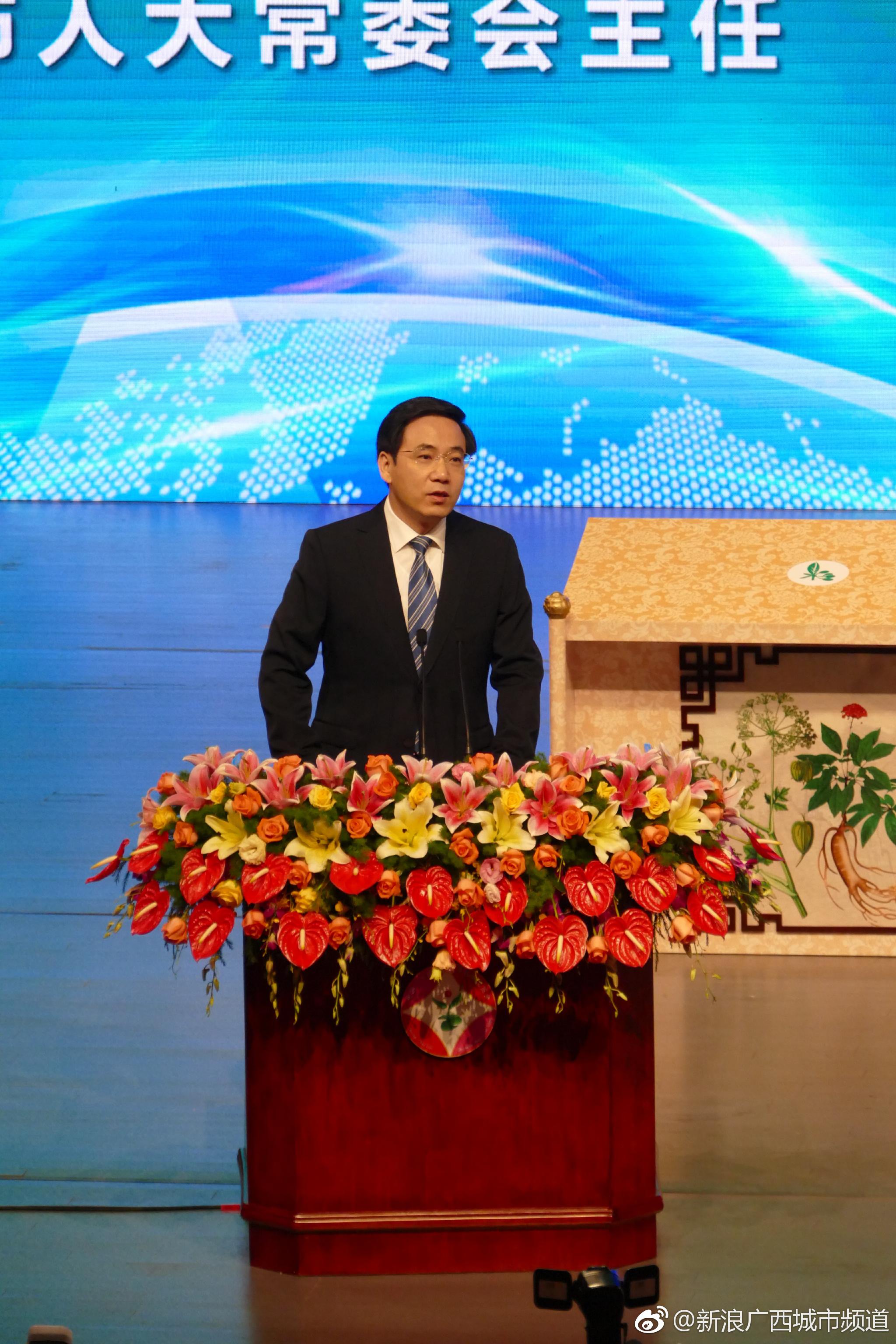 玉林市委书记,市人大常委会主任黄海昆上台致辞