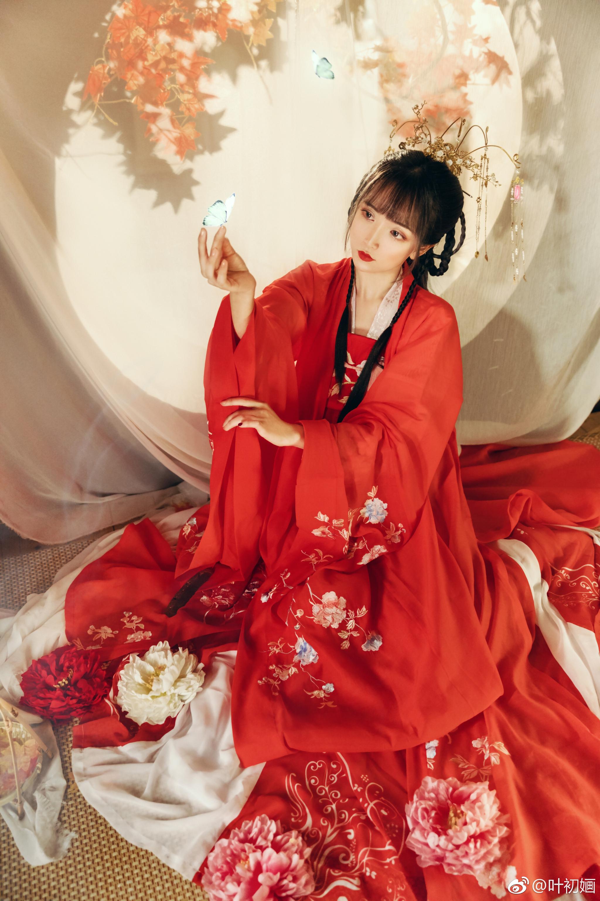 步摇垂珠玉,叶里看枫红