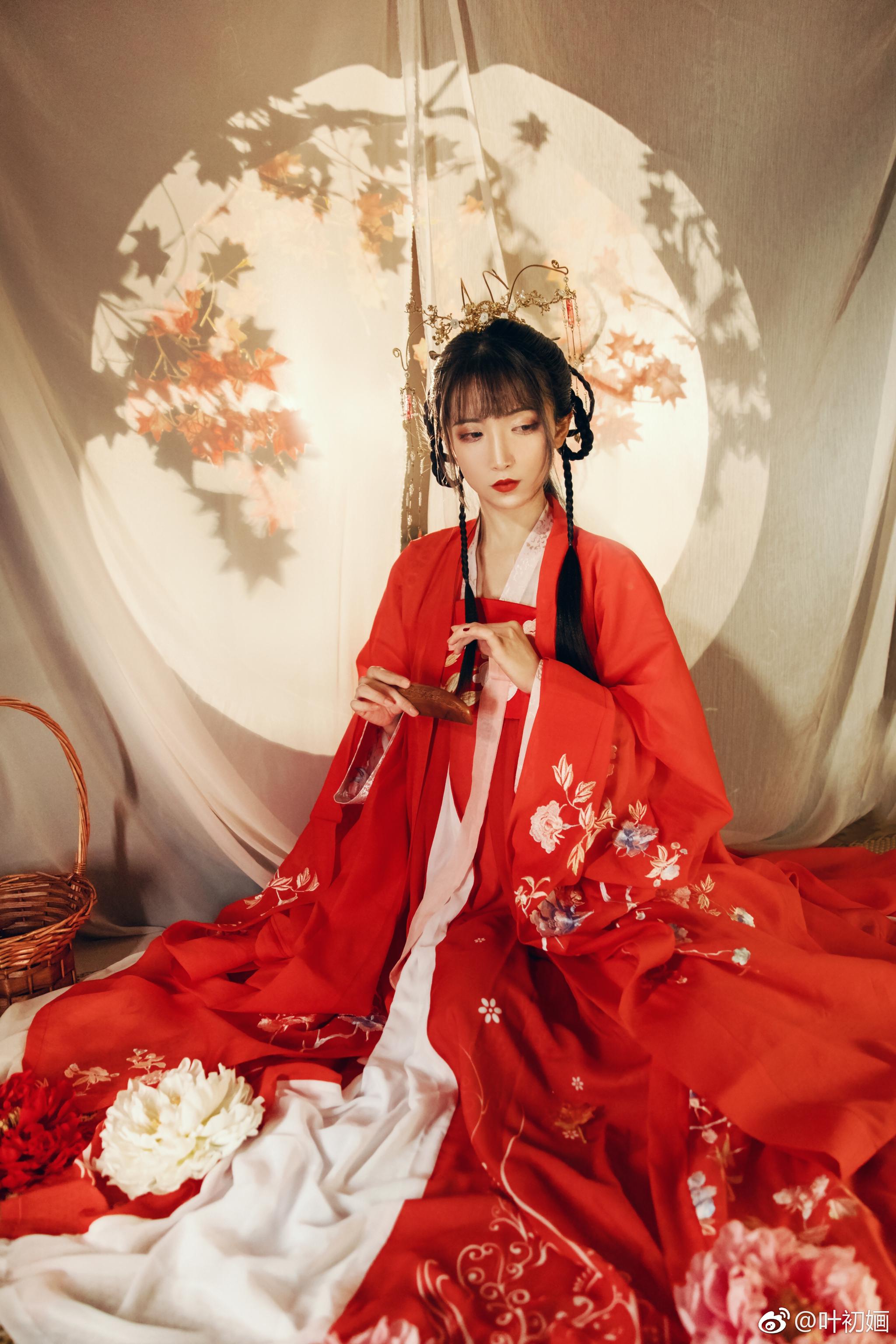 步摇垂珠玉,叶里看枫红