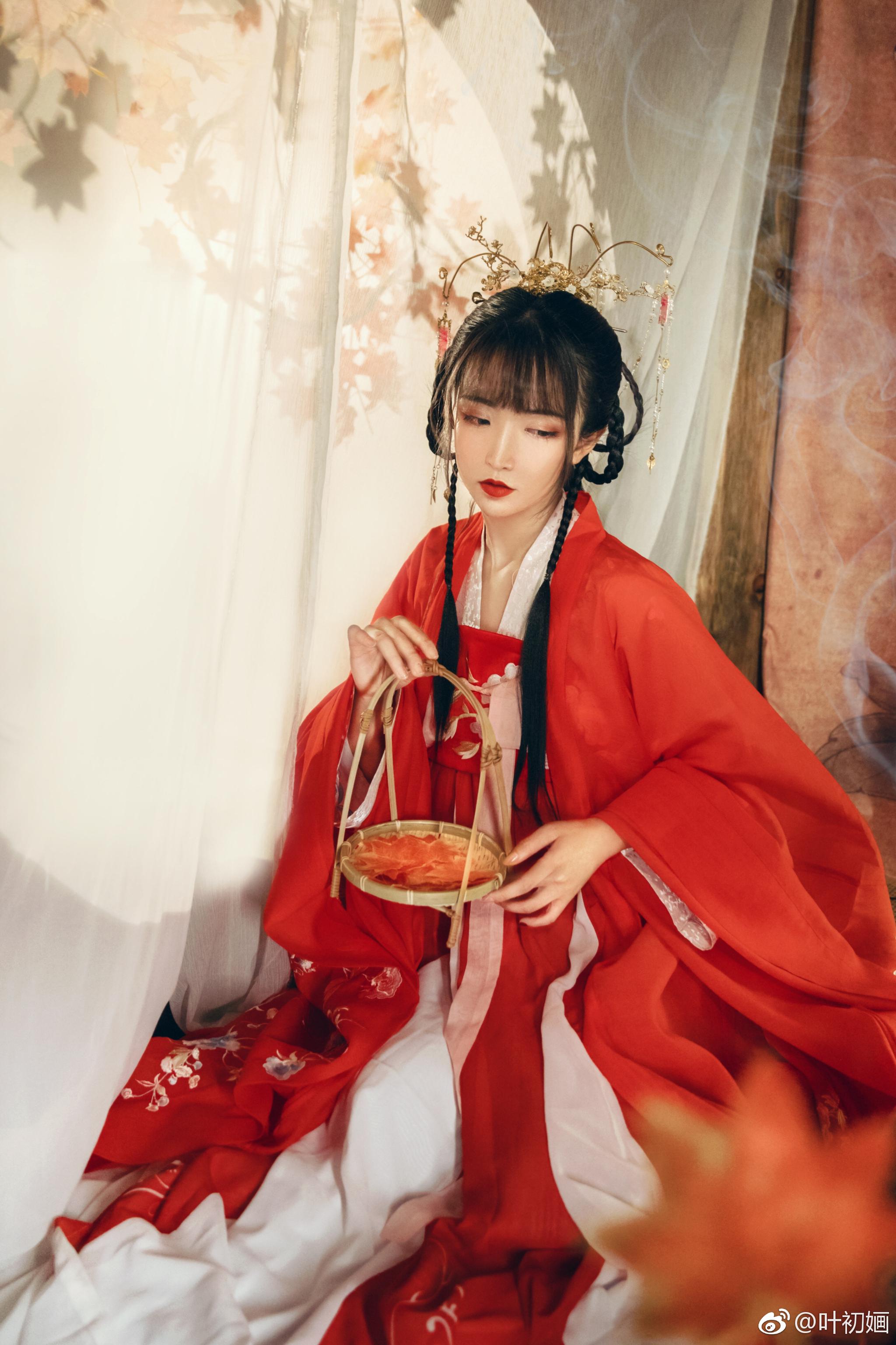 步摇垂珠玉,叶里看枫红