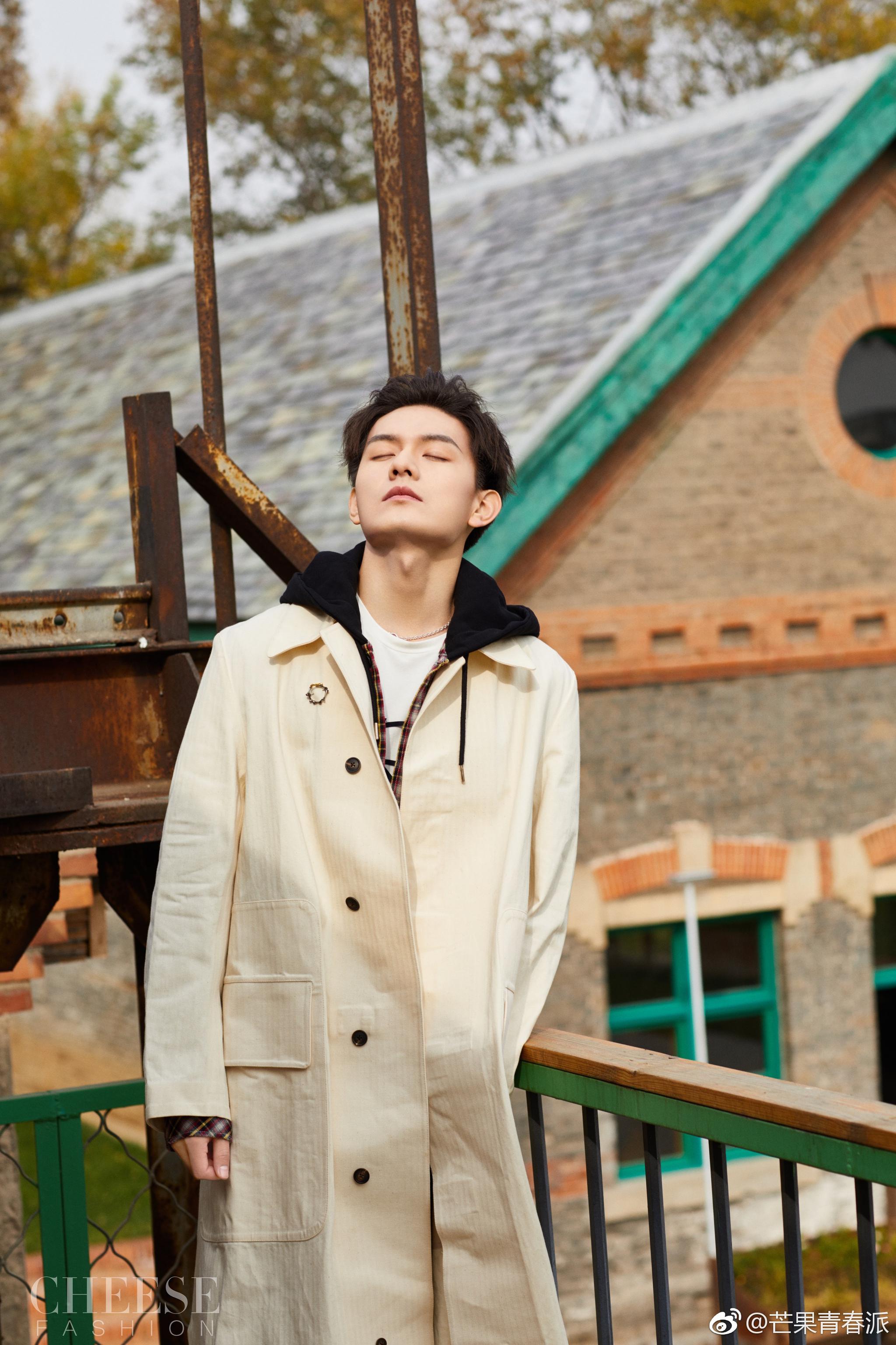 时尚大片新鲜出炉凭借少年冒险巨制《天坑鹰猎》中国民队长杨烨一角