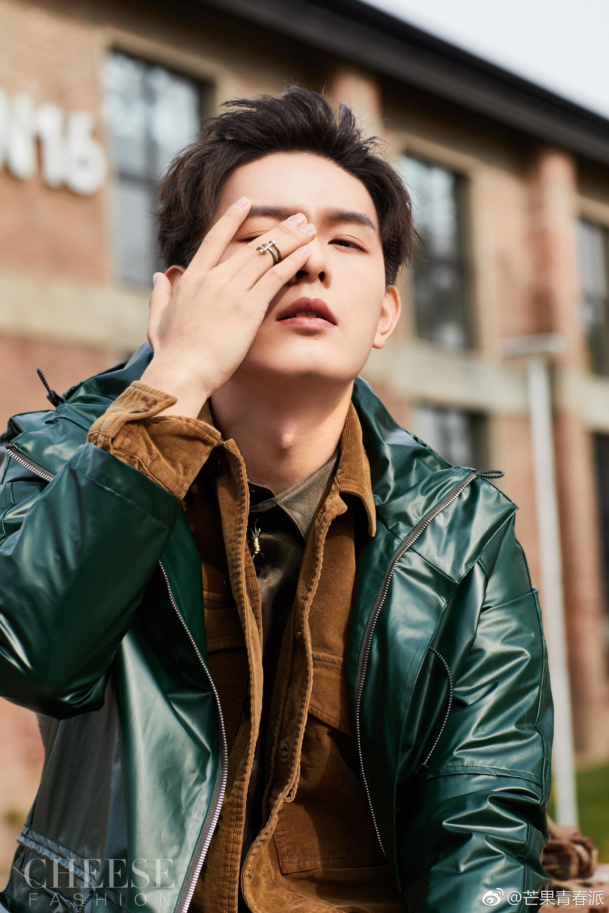 时尚大片新鲜出炉凭借少年冒险巨制《天坑鹰猎》中国民队长杨烨一角