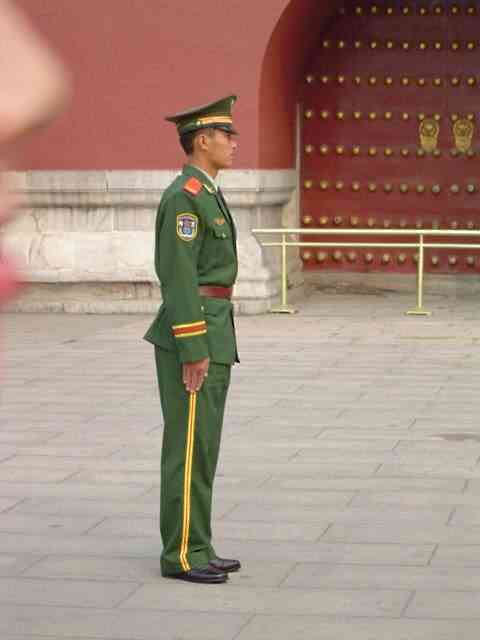 部队中士兵站岗为什么都是两小时一班让小编告诉大家吧