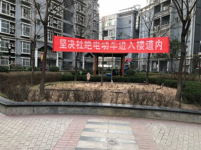 小区最霸气横幅,住户拍手欢迎