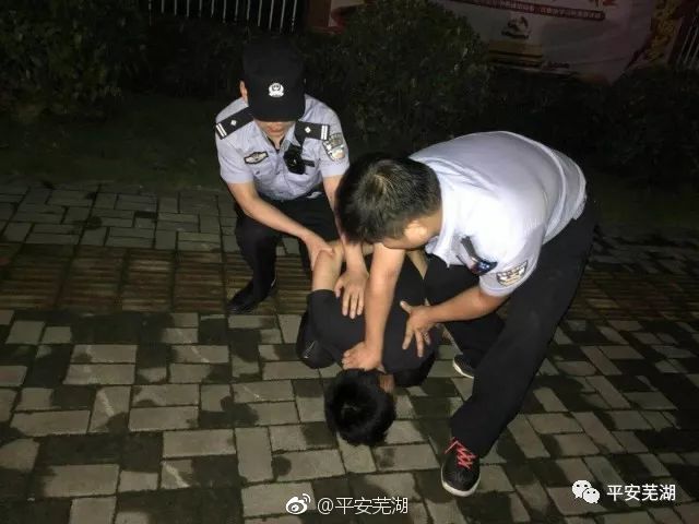 歹徒持刀抢劫女子,无为民警勇擒狂徒