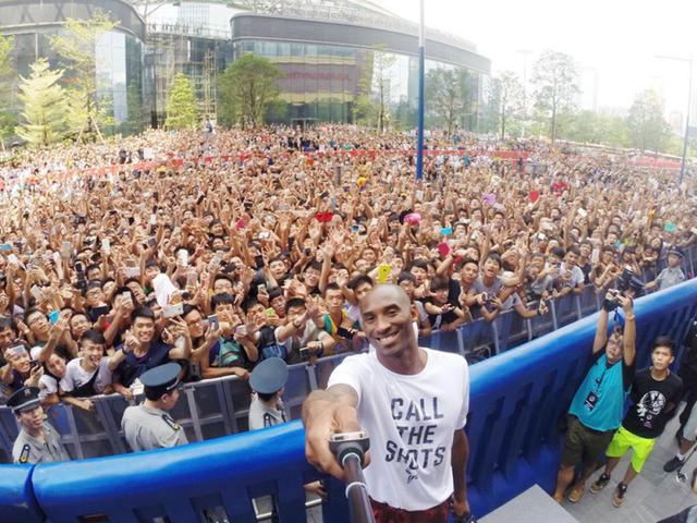 最早的nba球星中国行莫过于04年乔丹造访中国,作为公认的篮球之神