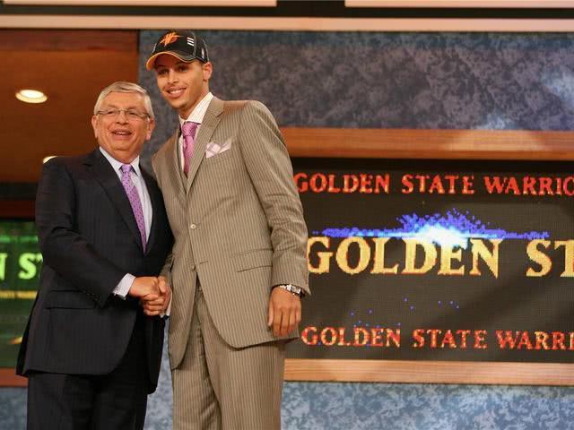 nba球星选秀时长啥样?高中生科比露大白牙,库里詹皇显稚嫩!