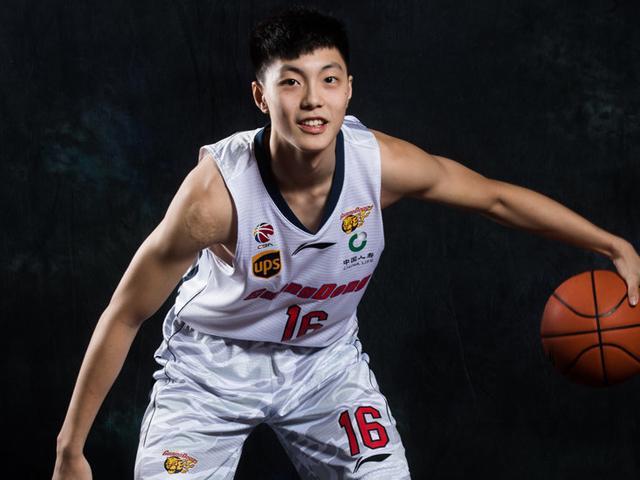 如果阿联,两外援三个加起来场均有60分,赵睿,胡明轩,周鹏,任骏飞,还有