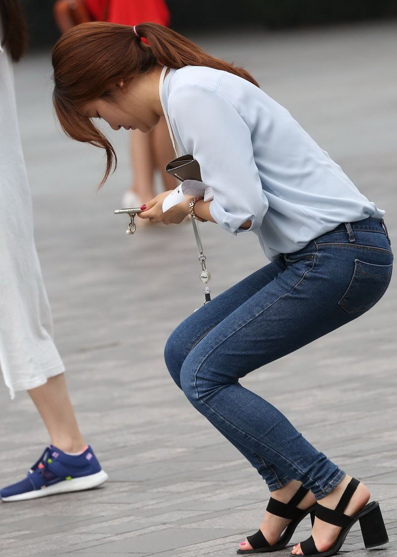万泉广场街拍紧身牛仔裤美眉异常悦目温文尔雅