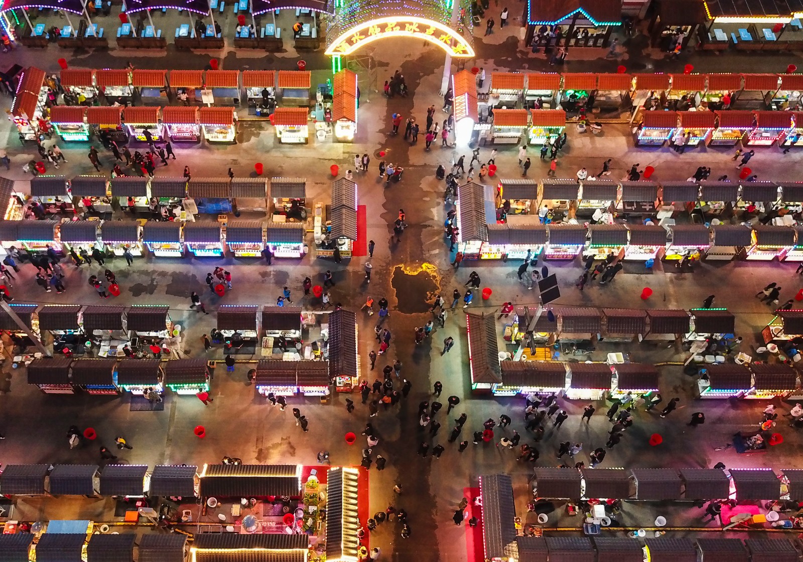 车,五彩灯箱,人影迷离,流光溢彩,美轮美奂,烘托兴顺夜市的光影氛围
