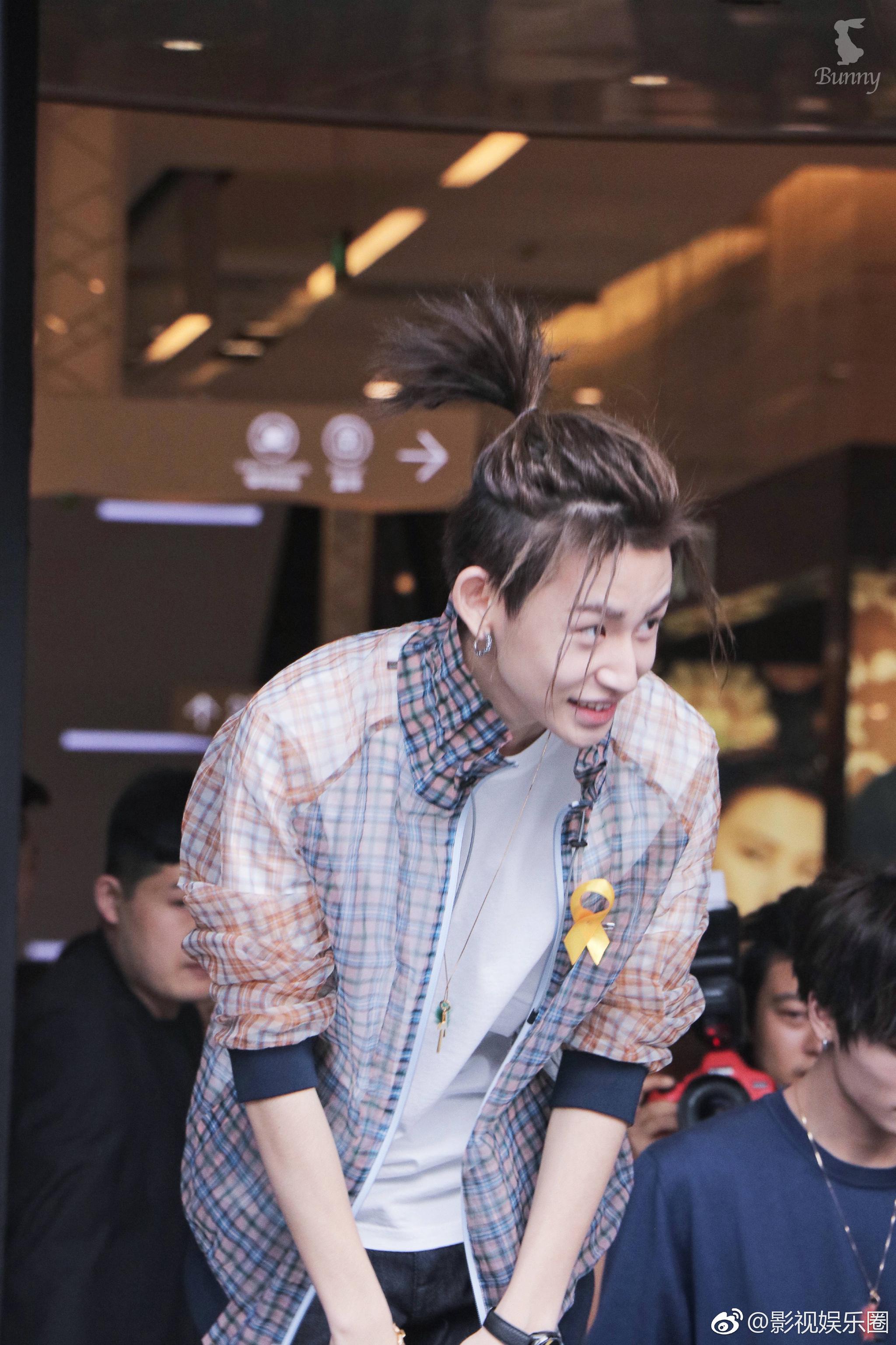 小鬼 高马尾 小鬼真的什么发型都能驾驭,今天微笑的甜度满分