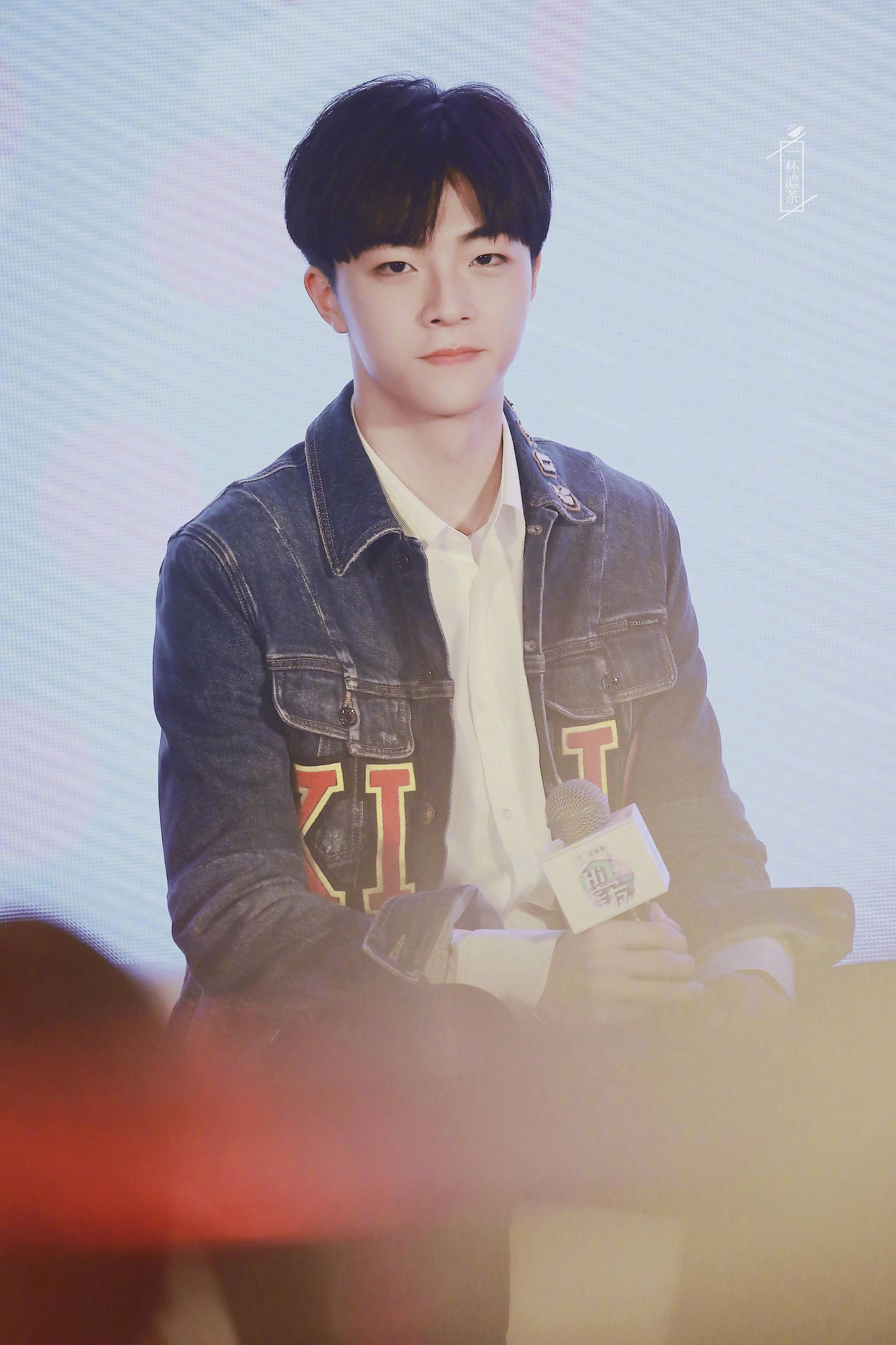 陈立农《hi室友》开播发布会饭拍今天是牛仔外套 白衬衫 清新帅气活