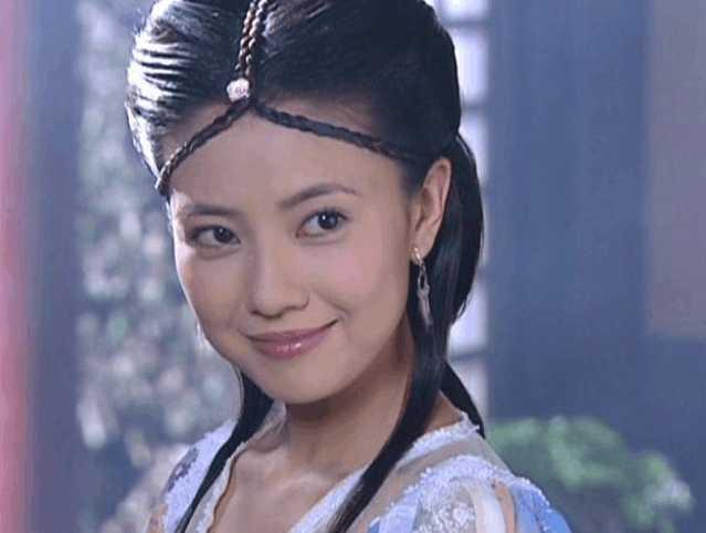 高圆圆饰演的周芷若温婉动人一颦一笑都牵动人心,而贾静雯饰演的赵敏