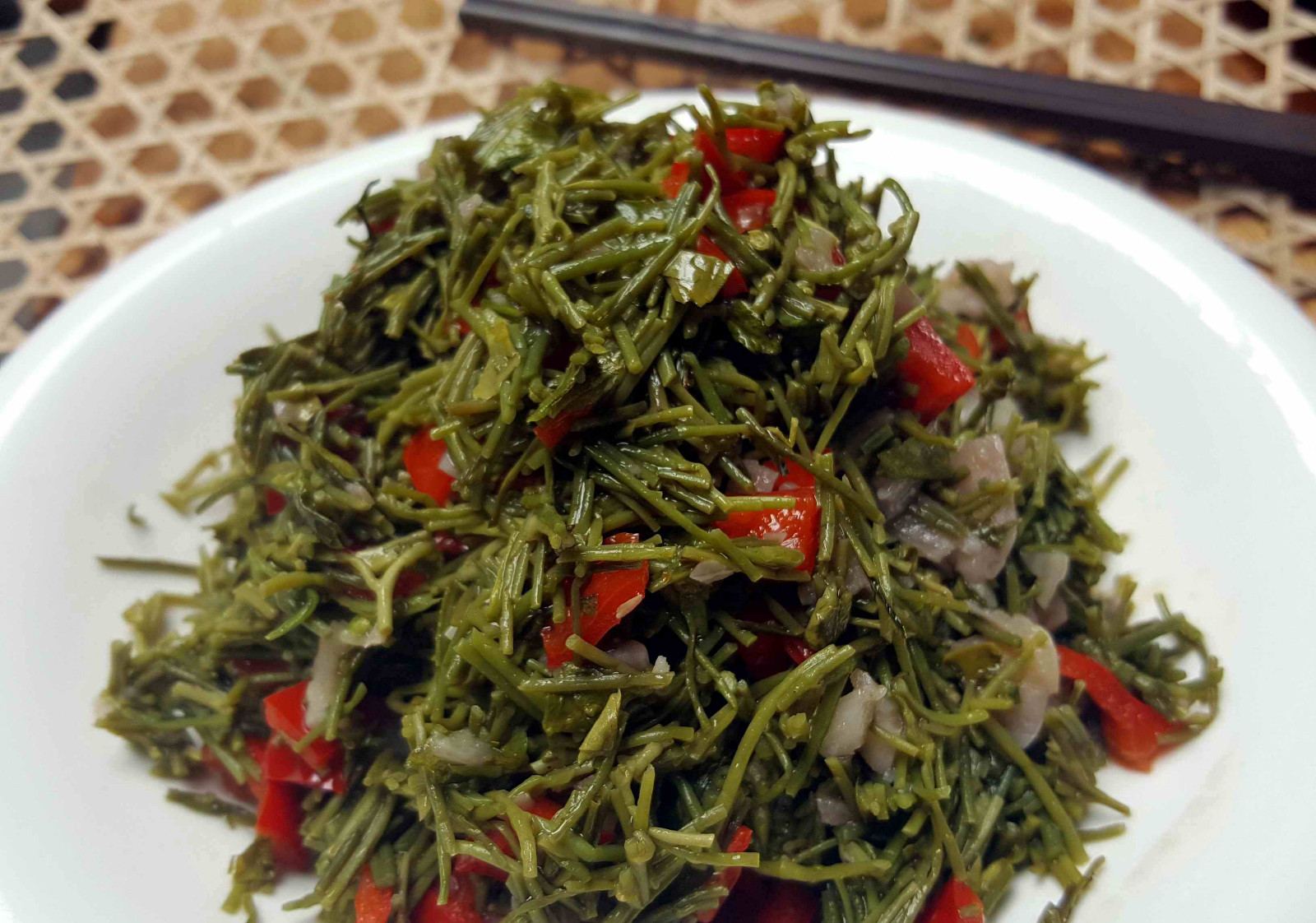 其中有一道菜,在我们这儿很平常,这好吃的菱角菜,香香脆口的美食,你吃