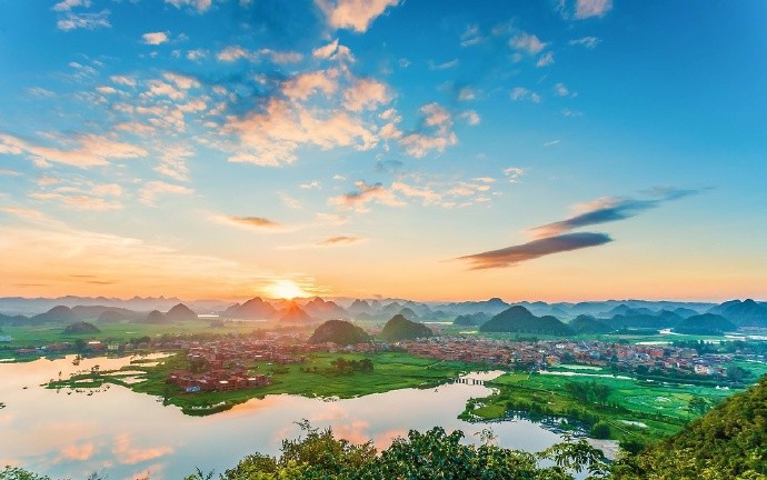 天光云影共徘徊,朝夕一抹霞光彩