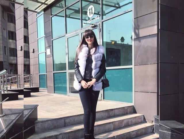 三年前莎宾娜被选入高中排球校队而开始了排球生涯.