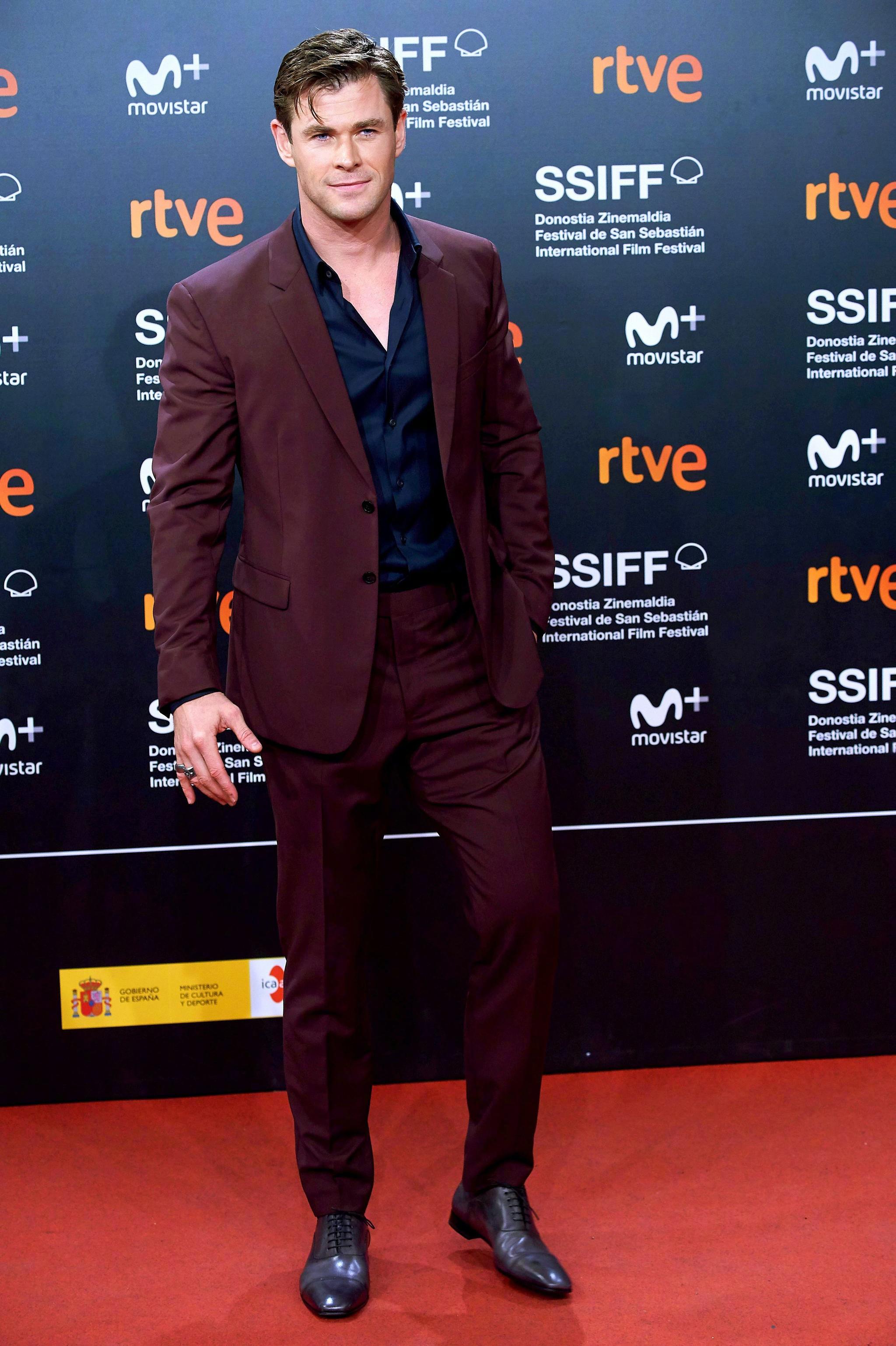 雷神露肉新片首映,一身酒红色西装骚气亮相,身后的迷妹都疯了