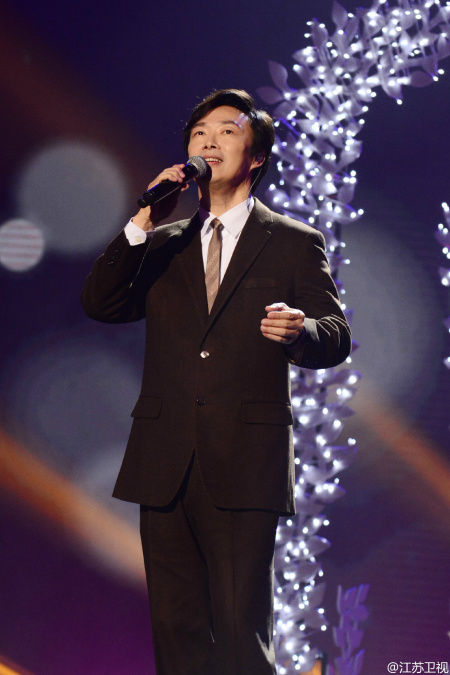 2006年费玉清与周杰伦合唱的"千里之外"让大众再一次见证了他演唱的