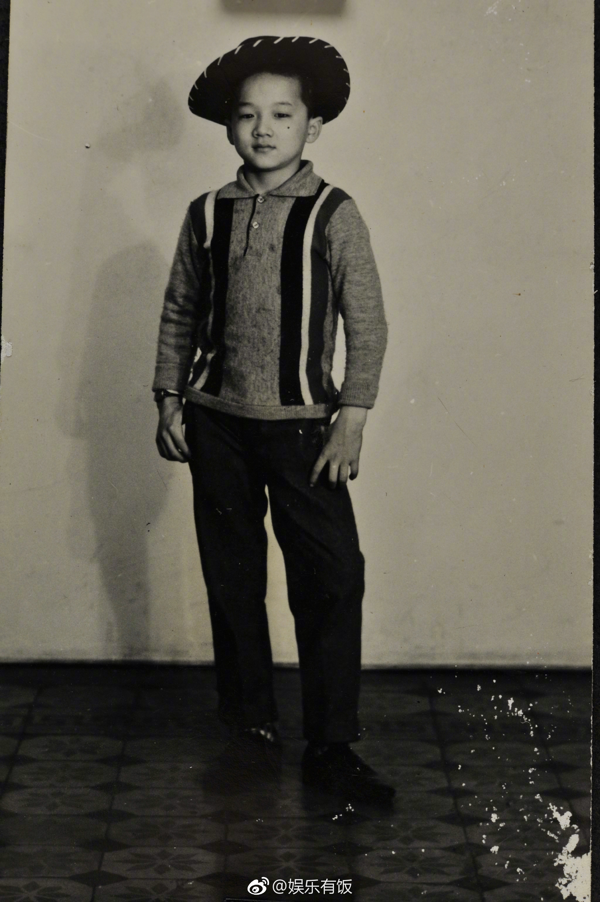 成龙晒出了自己"青春",其中儿时照片引人注目,还是第一次看到小时候的