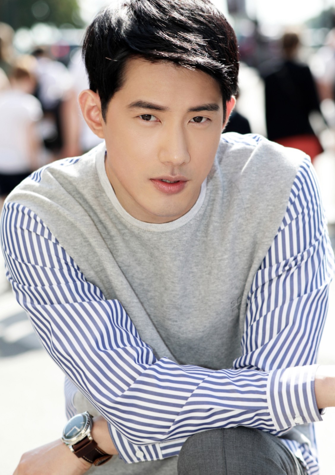 吴建飞法国街头大片曝光 率性演绎熟男时尚风