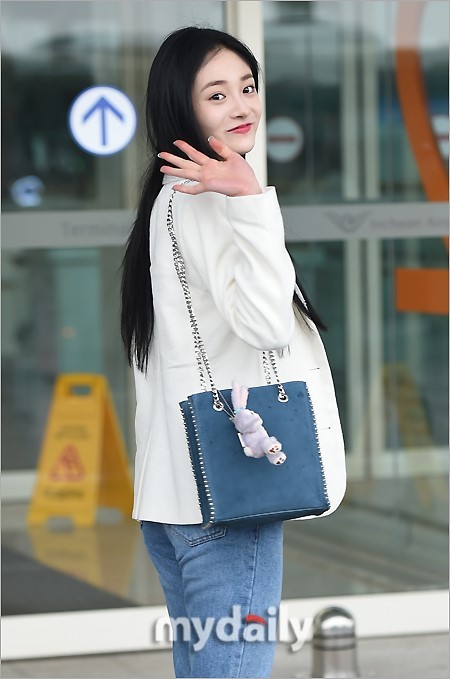 韩国女团PRISTIN成员周洁琼飞往中国参加电视