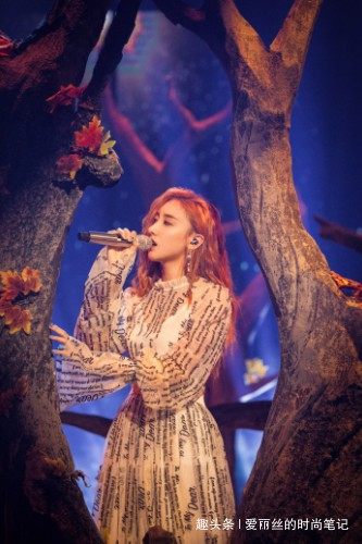 许靖韵穿及踝长裙美若仙子,连脚上高跟鞋都如此精致