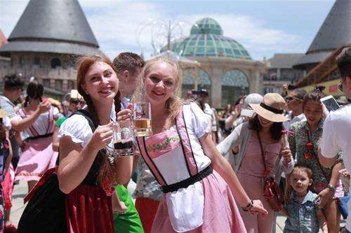 德国啤酒节举世瞩目, 她们的表现让游客难以琢磨