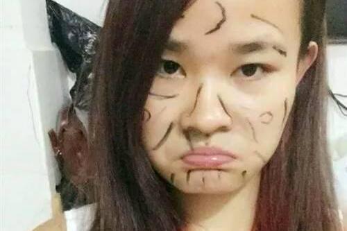 搞笑一刻:妹子,你打牌是输的是有多惨啊,脸都让人画成啥样了啊