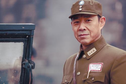 此人做了什么事让部下惊骇不已?后来几个月他为何一言不发?