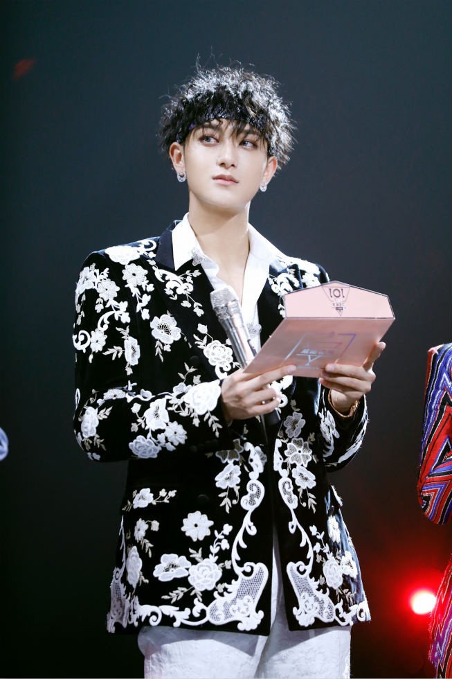 黄子韬携超燃《Beggar》开场 陪伴火箭少女1